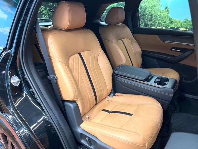 後部座席も気になるようなキズ・汚れやへたり等、大きなダメージはなく、良好な状態です。