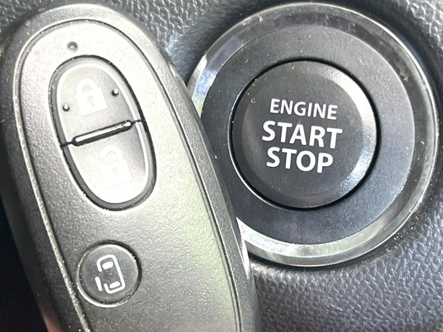【キーレススタートシステム】カバンやポケットに入れたままでもドアの施錠・解錠が可能なスマートキーを装備。エンジンのオン・オフ時もカギを取り出す必要が無いからとっても便利です♪