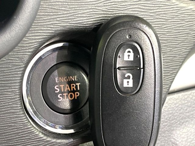 【キーレススタートシステム】カバンやポケットに入れたままでもドアの施錠・解錠が可能なスマートキーを装備。エンジンのオン・オフ時もカギを取り出す必要が無いからとっても便利です♪