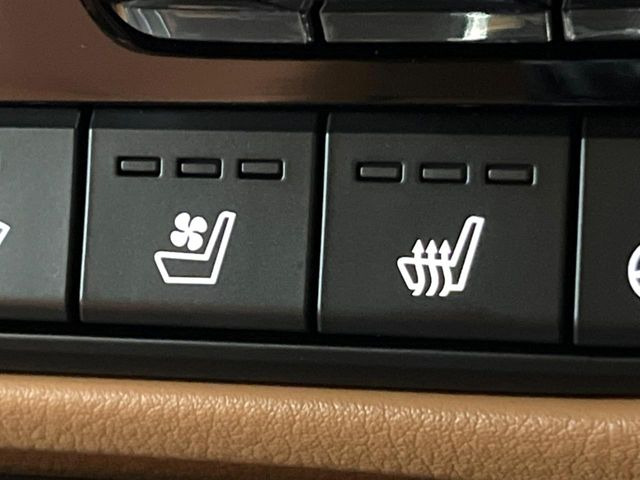 【シートベンチレーション】夏場は涼しい風でお尻や背中の熱やムレを防ぎ、冬はエアコンよりも早く温まってポカポカに!季節を問わず快適に過ごせます。