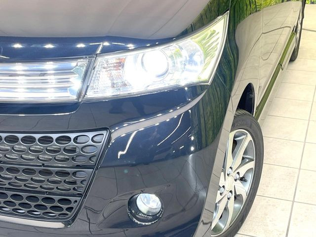 【HIDヘッドライト】非常に明るく前方を照らしてくれるので、悪天候や夜間の走行時も視界良好で安心してお乗りいただけます。