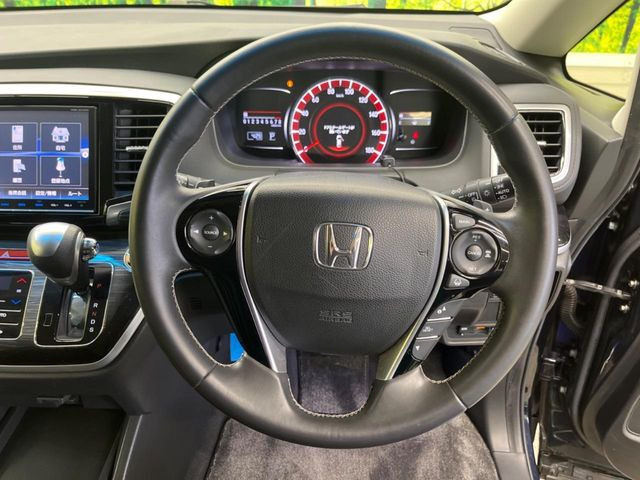 �C���e���A�ɍ��킹���f�U�C���̃X�e�A�����O�́A�^�]�������̂��Ƃ��l���A�^�]���₷���`��A�傫���ł��B�����x�A���ۂɐG���Ă��m���߂��������B