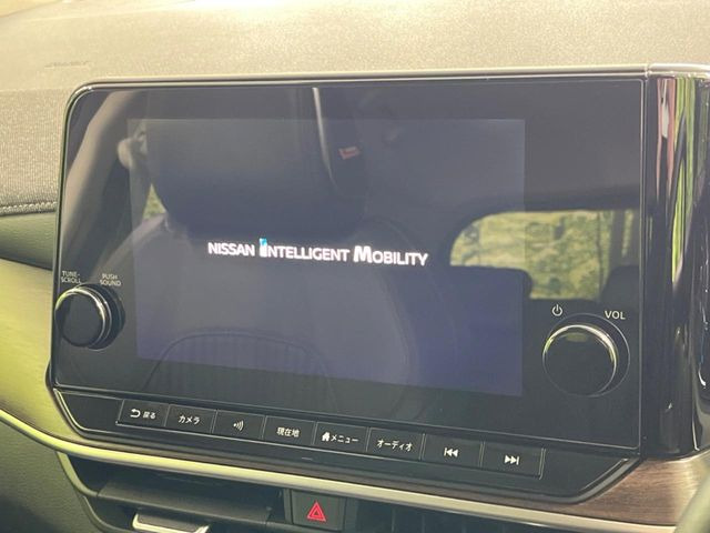 【メーカー純正ナビ】インテリアに溶け込むスタイリッシュな「専用設計」メーカーナビを装備♪視認性や操作性など基本性能にも優れ、より上質なカーライフをお楽しみいただけます。