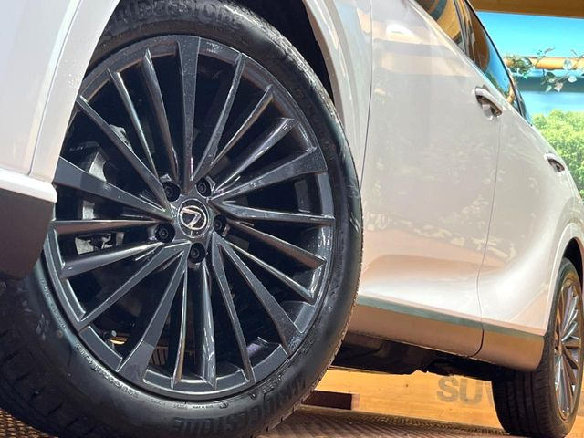 【純正21インチアルミホイール】外観にマッチした純正アルミホイールを装着しております。各種社外アルミホイールや、スタッドレスタイヤも取扱いしております。是非ご相談ください♪