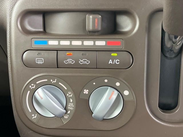 寒い冬も暑い夏も全席に快適な空調を届けてくれる、ダイヤル式エアコンを装備♪