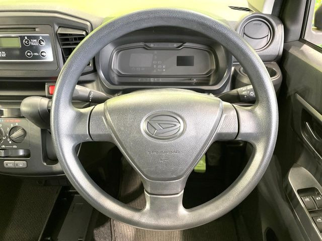 �C���e���A�ɍ��킹���f�U�C���̃X�e�A�����O�́A�^�]�������̂��Ƃ��l���A�^�]���₷���`��A�傫���ł��B�����x�A���ۂɐG���Ă��m���߂��������B