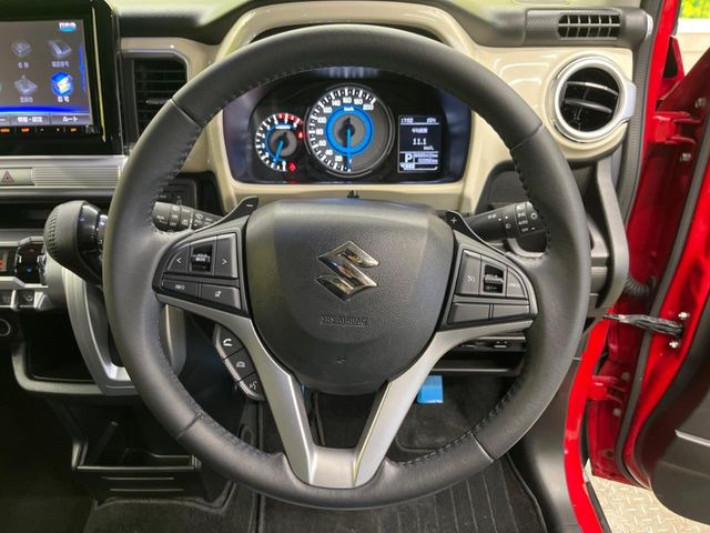 インテリアに合わせたデザインのステアリングは、運転される方のことも考え、運転しやすい形状、大きさです。是非一度、実際に触ってお確かめください。