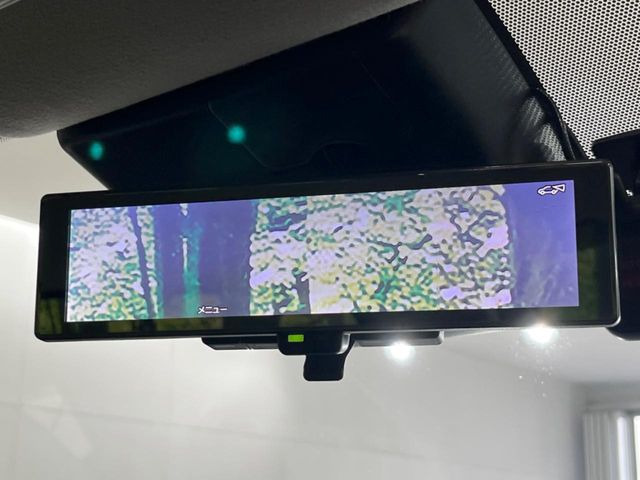 【インテリジェントルームミラー】後席の大きな荷物や同乗者で後方が確認しづらい時でも安心!カメラが撮影した車両後方の映像をルームミラー内に表示。クリアな視界で状況の確認が可能です!