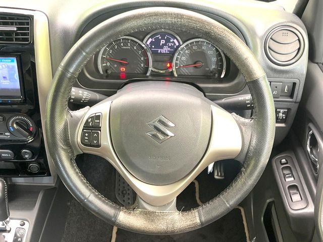 �C���e���A�ɍ��킹���f�U�C���̃X�e�A�����O�́A�^�]�������̂��Ƃ��l���A�^�]���₷���`��A�傫���ł��B�����x�A���ۂɐG���Ă��m���߂��������B