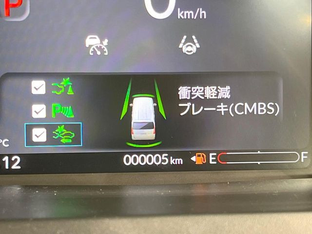 �y�z���_�Z���V���O�z���s���ɑO���̎ԗ�����F�����A�Փ˂������Ȏ��͌x��ƃu���[�L�ŏՓˉ���Ɣ�Q�y�����A�V�X�g�B�����S�Ƀh���C�u�����y���݂��������܂��B