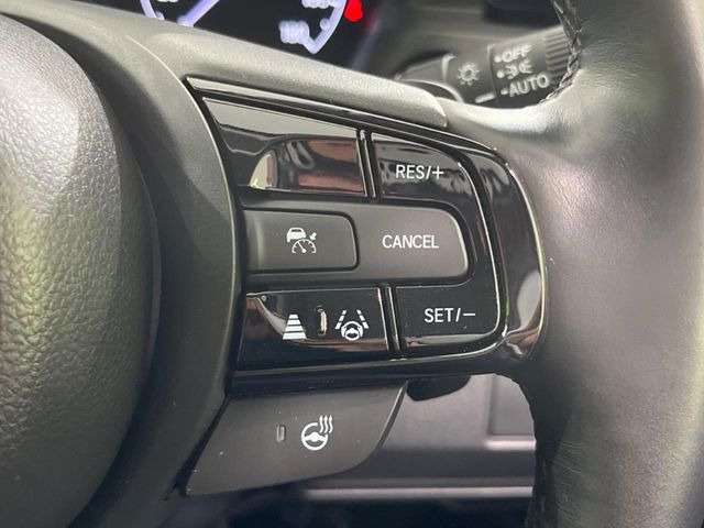 【アダプティブクルーズコントロール】高速道路での長距離走行が楽に!!自動で速度を保つクルーズコントロールが、衝突軽減システムと連携し、前方の車両を感知して車間を保つように速度調節してくれます!!