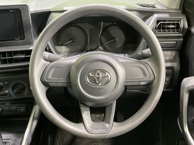 インテリアに合わせたデザインのステアリングは、運転される方のことも考え、運転しやすい形状、大きさです。是非一度、実際に触ってお確かめください。