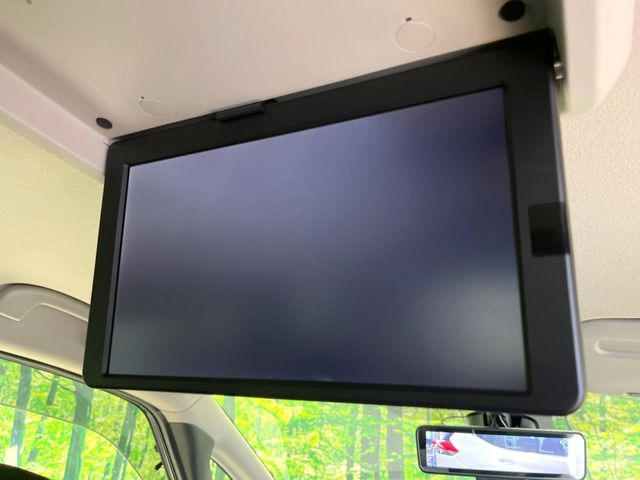 【フリップダウンモニター】大画面モニターで後席でもエンタメをお楽しみいただけます。小さなお子様にも大人気の装備です♪