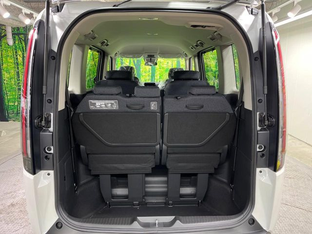 ���i�̂���������ʋ΁A���}���ɏ\���ȉ׎��X�y�[�X���m�ۂ��Ă���܂��B�Z�J���h�V�[�g��|���ƁA�傫�ȉו��̐ύڂ��\�ł���