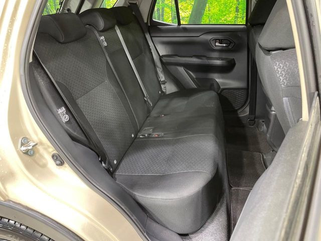 後部座席も気になるようなキズ・汚れやへたり等、大きなダメージはなく、良好な状態です。