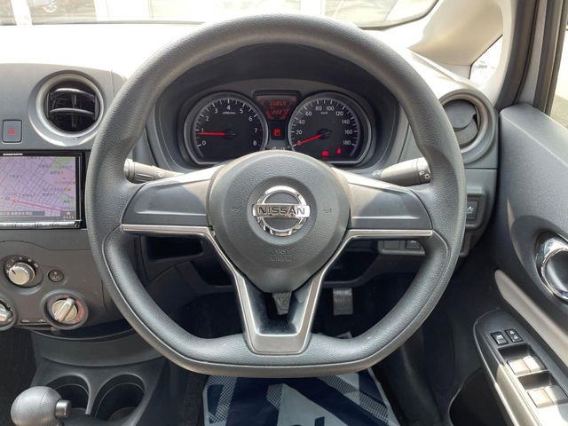 �C���e���A�ɍ��킹���f�U�C���̃X�e�A�����O�́A�^�]�������̂��Ƃ��l���A�^�]���₷���`��A�傫���ł��B�����x�A���ۂɐG���Ă��m���߂��������B