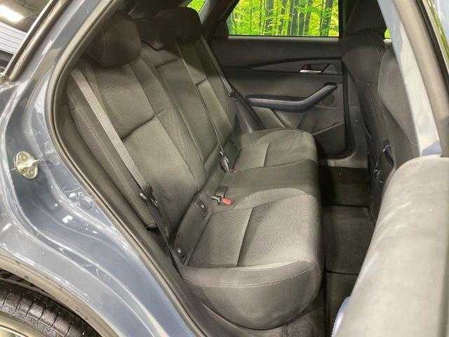 後部座席も気になるようなキズ・汚れやへたり等、大きなダメージはなく、良好な状態です。