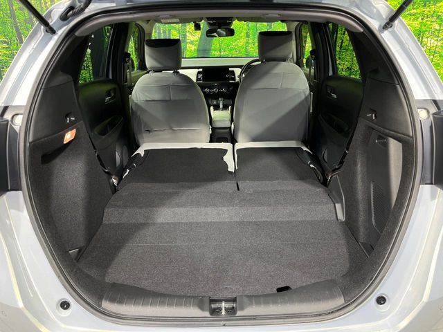 ���i�̂���������ʋ΁A���}���ɏ\���ȉ׎��X�y�[�X���m�ۂ��Ă���܂��B�Z�J���h�V�[�g��|���ƁA�傫�ȉו��̐ύڂ��\�ł���