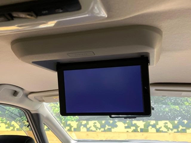 【フリップダウンモニター】大画面モニターで後席でもエンタメをお楽しみいただけます。小さなお子様にも大人気の装備です♪