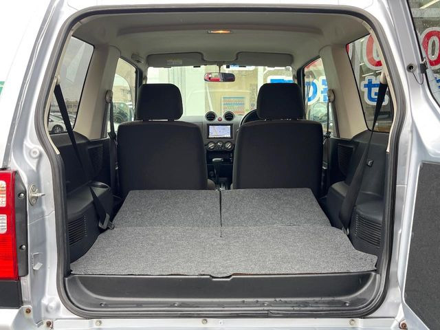 普段のお買い物や通勤、送迎等に十分な荷室スペースを確保しております。セカンドシートを倒すと、大きな荷物の積載も可能です♪