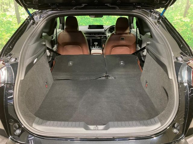 後席を格納すると、これだけの広さが!シーンに合わせたシートアレンジで、大きな荷物も積むことが出来ます♪