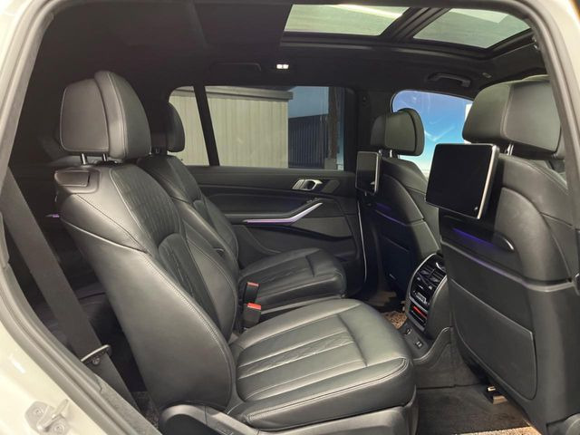 ●後部座席も気になるようなキズ・汚れやへたり等、大きなダメージはなく、良好な状態です。