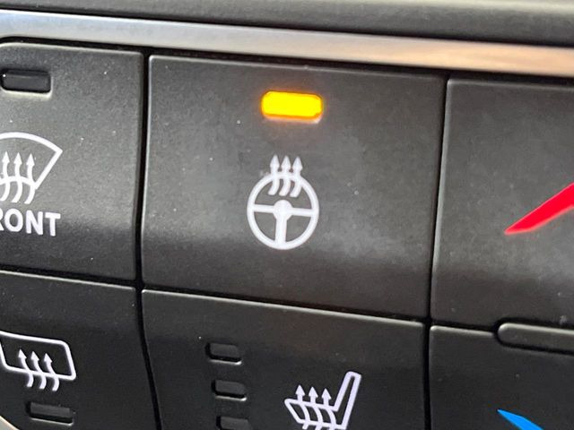 ●ステアリングヒーター:冷えやすい革巻きステアリングを素早く温め、冬場でも快適にハンドル操作が可能です。シートヒーターよりも素早く温まる為、ストレスも減りますね♪