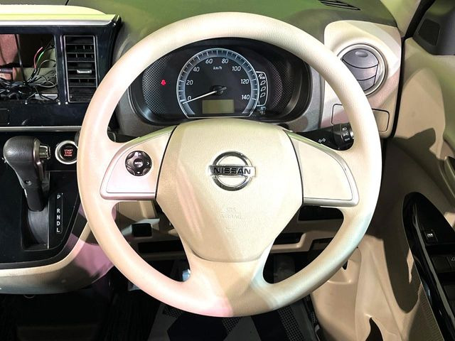 �C���e���A�ɍ��킹���f�U�C���̃X�e�A�����O�́A�^�]�������̂��Ƃ��l���A�^�]���₷���`��A�傫���ł��B�����x�A���ۂɐG���Ă��m���߂��������B