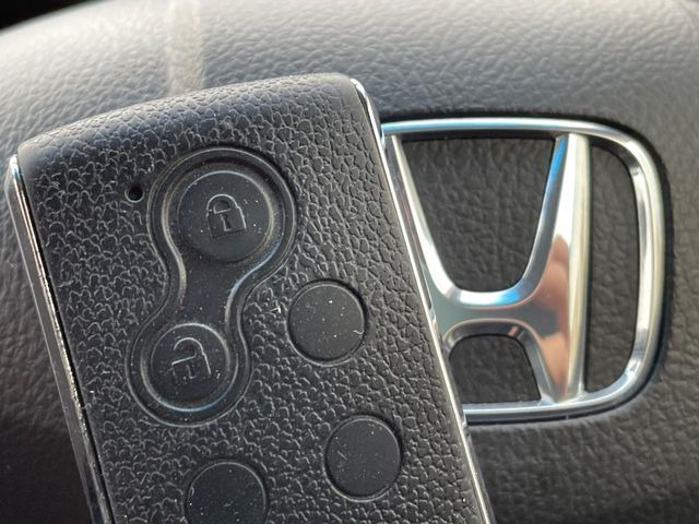 【キーレス】少し離れた場所からでもボタン一つでドアの開錠・施錠ができるのでとっても便利!ドアの鍵穴周りに傷をつけることもありません♪