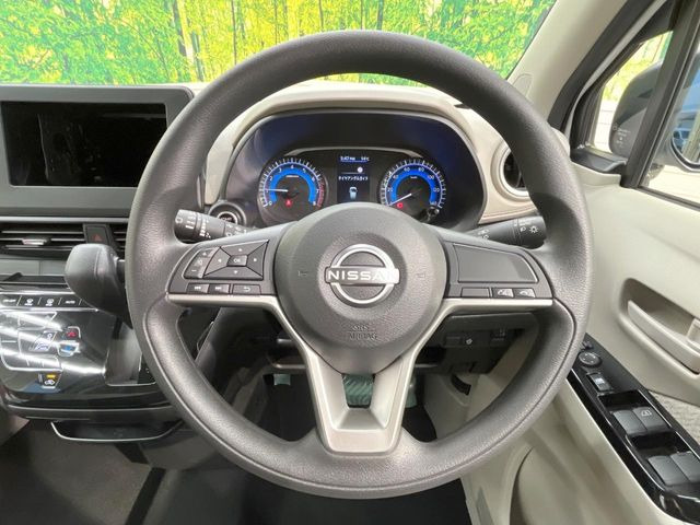 �C���e���A�ɍ��킹���f�U�C���̃X�e�A�����O�́A�^�]�������̂��Ƃ��l���A�^�]���₷���`��A�傫���ł��B�����x�A���ۂɐG���Ă��m���߂��������B