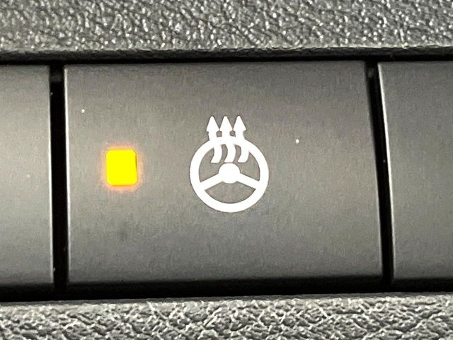 【ステアリングヒーター】冬場に冷たくなりやすい革巻きステアリングを、スイッチ一つで素早く適温に!エアコンよりも早く温まってくれるので、寒い日の運転も快適になりますね♪