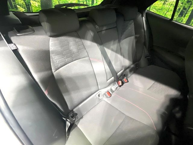 コンパクトカーですが、セカンドシートは十分な広さがあり快適にお乗りいただけます♪シートを倒して大きな荷物を積んだりと、用途の幅が広い1台です。