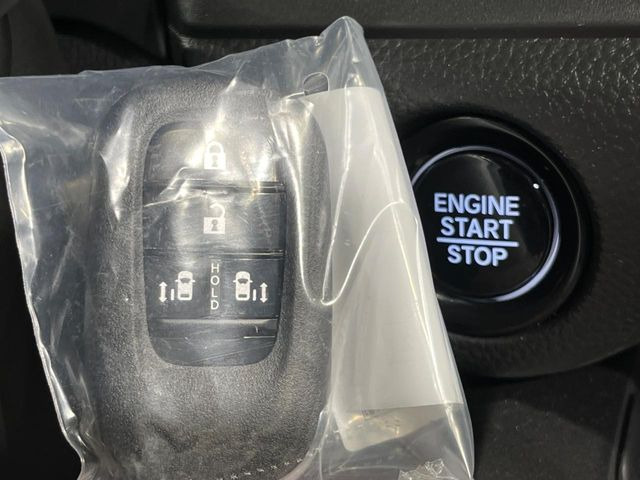 �yHonda�X�}�[�g�L�[�z�J�o����|�P�b�g�ɓ��ꂽ�܂܂ł��h�A�̎{���E�������\�ȃX�}�[�g�L�[�𑕔��B�G���W���̃I���E�I�t�����J�M�����o���K�v����������Ƃ��Ă��֗��ł���