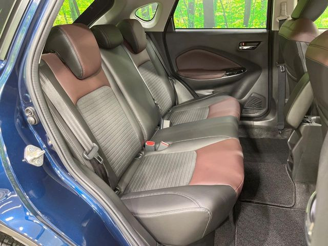 広々とした2列目シートは居住性が高く、居心地も快適!友達や家族とのお出かけにぴったりです。ベビーシートやチャイルドシート使用時も快適にお過ごしいただける十分な空間を確保しています。