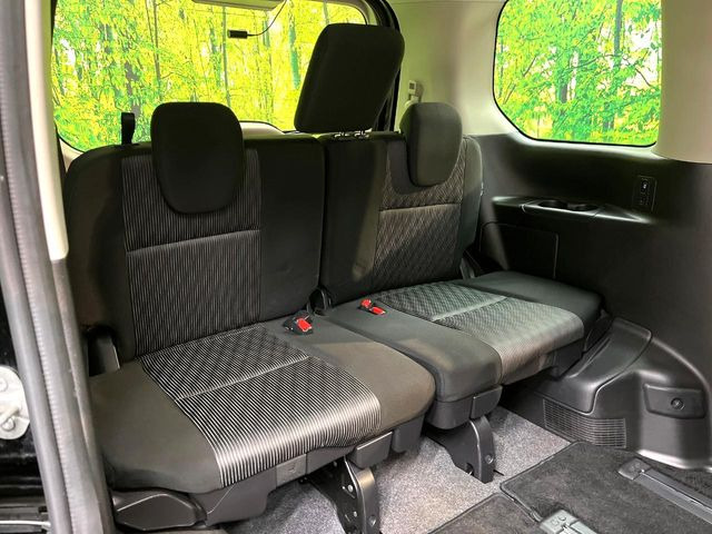 3列目シートはもちろん状態良好☆大人でもゆったりと座って頂けますので、大人数でのお出かけもラクラクです♪ご家族で、気の知れた仲間で、ドライブに行くのが楽しみですね♪