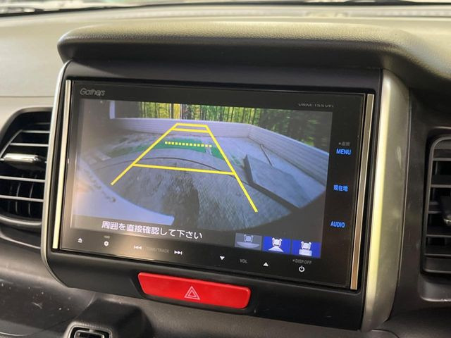 【バックカメラ】駐車時に後方がリアルタイム映像で確認できます。大型商業施設や立体駐車場での駐車時や、夜間のバック時に大活躍!運転スキルに関わらず、今や必須となった装備のひとつです!