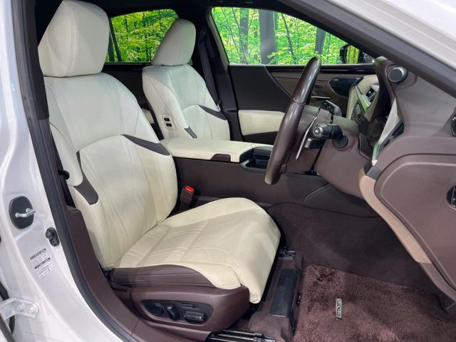 運転席まわりには十分なスペースがあり、大柄な方でもゆったり運転していただける環境です。