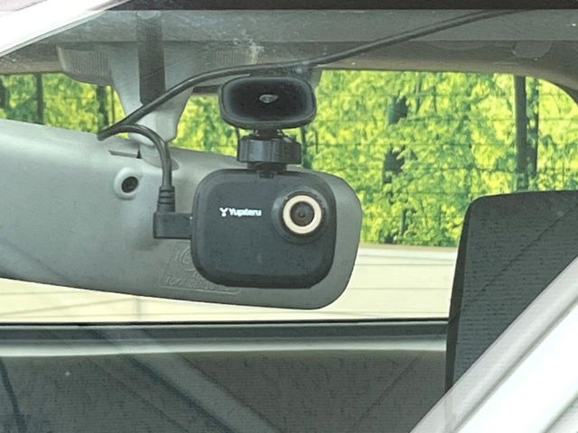 【ドライブレコーダー】安心・安全なカーライフに必須のドライブレコーダーを装備!走行中はもちろん、あおり運転や事故に遭遇した際の状況も映像で記録し、万一のリスクに備えます。