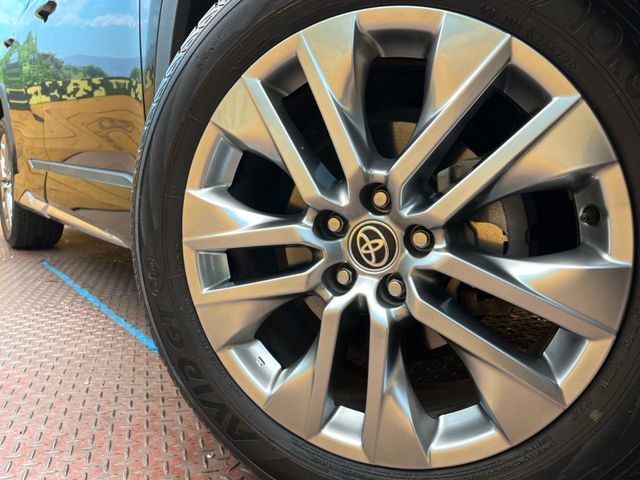 【純正19インチアルミホイール】外観にマッチした純正アルミホイールを装着しております。各種社外アルミホイールや、スタッドレスタイヤも取扱いしております。是非ご相談ください♪