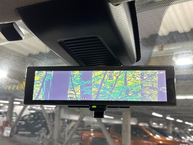 【インテリジェントルームミラー】後席の大きな荷物や同乗者で後方が確認しづらい時でも安心!カメラが撮影した車両後方の映像をルームミラー内に表示。クリアな視界で状況の確認が可能です!