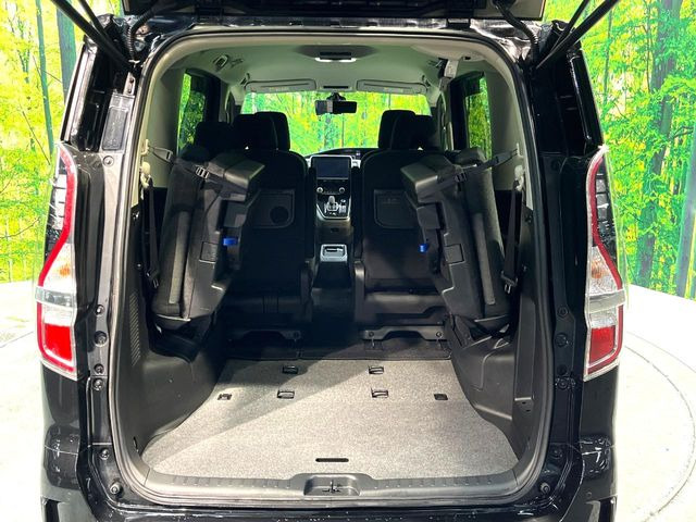 【デュアルバックドア】通常の開閉に加えて、窓周辺のみの省スペースで開閉が可能。狭い駐車場でも、車を停めなおす事なく荷物の出し入れができます♪