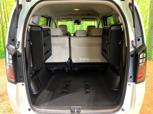 ���i�̂���������ʋ΁A���}���ɏ\���ȉ׎��X�y�[�X���m�ۂ��Ă���܂��B�Z�J���h�V�[�g��|���ƁA�傫�ȉו��̐ύڂ��\�ł���