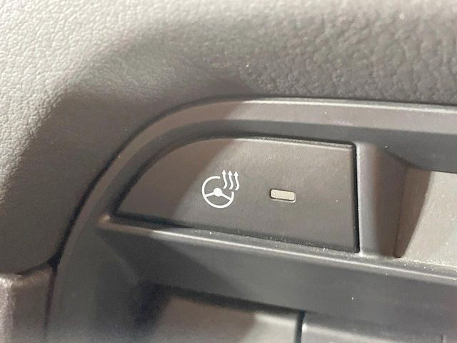 【ステアリングヒーター】冬場に冷たくなりやすい革巻きステアリングを、スイッチ一つで素早く適温に!エアコンよりも早く温まってくれるので、寒い日の運転も快適になりますね♪