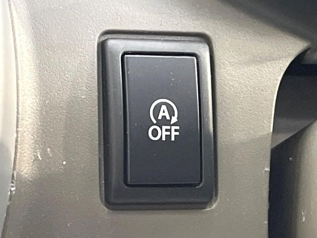 【アイドリングストップ】赤信号や渋滞で停車した際にエンジンを停止し、無駄な燃料の消費を抑えます。燃費向上や環境保護につなげる機能♪エンジンはブレーキを離せば再始動します。