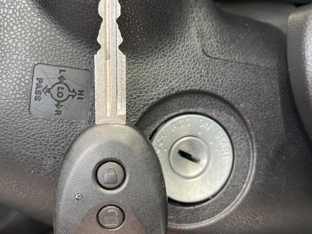 【キーレス】少し離れた場所からでもボタン一つでドアの開錠・施錠ができるのでとっても便利!ドアの鍵穴周りに傷をつけることもありません♪