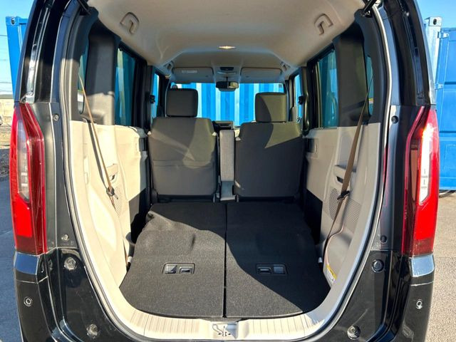 普段のお買い物や通勤、送迎等に十分な荷室スペースを確保しております。セカンドシートを倒すと、大きな荷物の積載も可能です♪