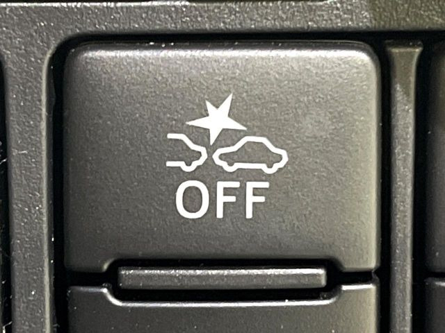 【スマートアシスト3】走行中に前方の車両等を認識し、衝突しそうな時は警報とブレーキで衝突回避と被害軽減をアシスト。より安全にドライブをお楽しみいただけます。