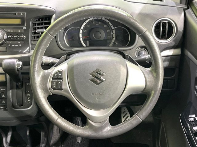 インテリアに合わせたデザインのステアリングは、運転される方のことも考え、運転しやすい形状、大きさです。是非一度、実際に触ってお確かめください。