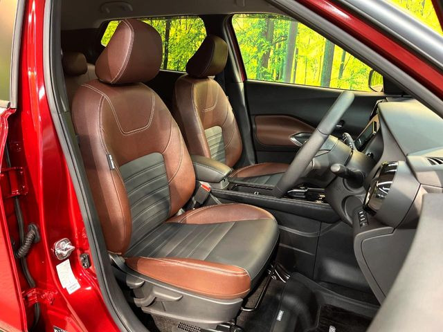 【合皮レザーシート】汚れのふき取りが容易でメンテナンスもが簡単な、機能性に優れる合成皮革を採用した上質なシートです。座り心地もよく、高級感あふれる心地良い車内空間を演出してくれます。