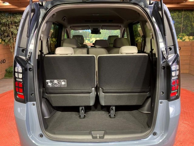 ���i�̂���������ʋ΁A���}���ɏ\���ȉ׎��X�y�[�X���m�ۂ��Ă���܂��B�Z�J���h�V�[�g��|���ƁA�傫�ȉו��̐ύڂ��\�ł���